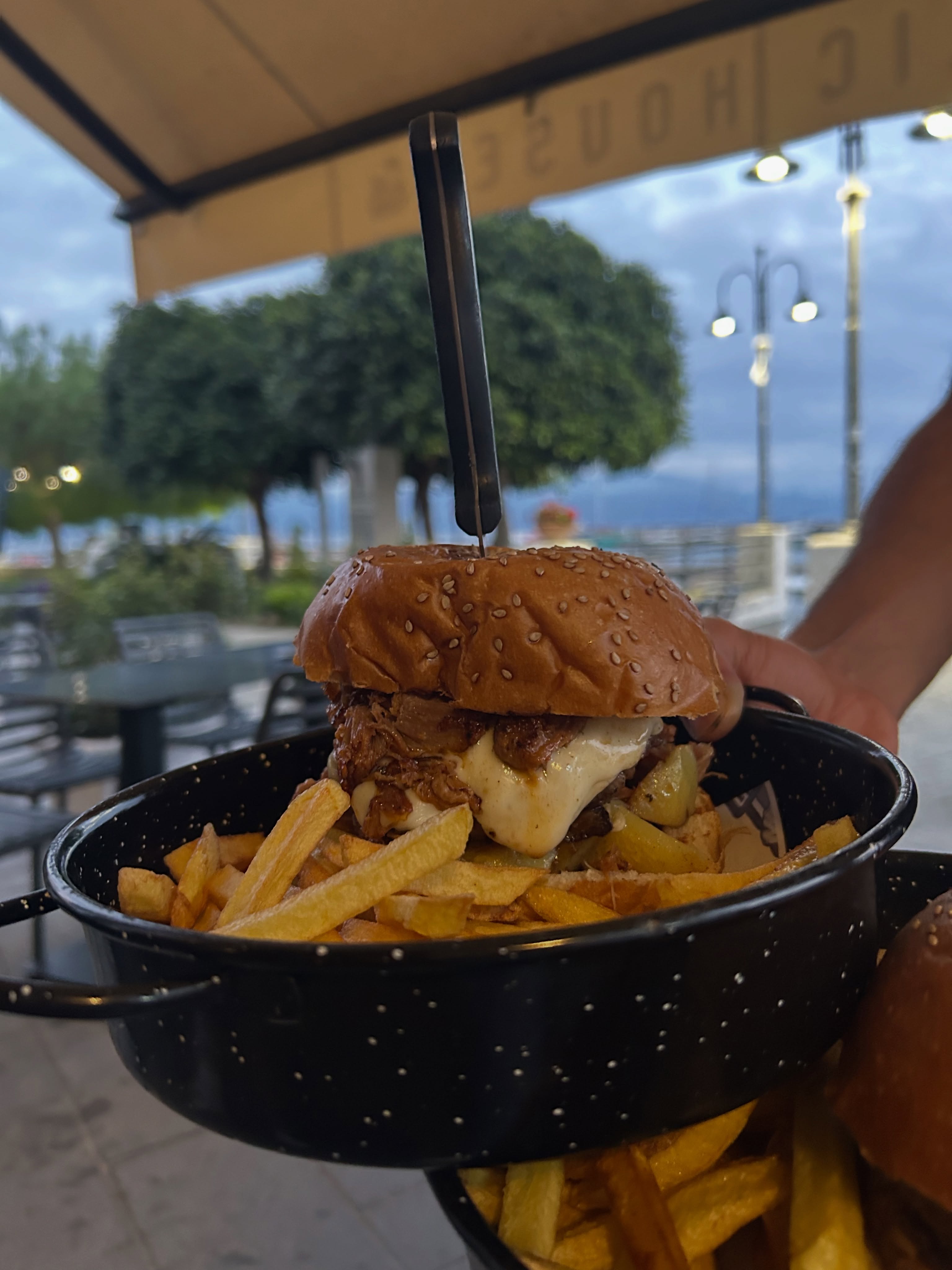 Burger del Tipsy Lord servito con patatine sul lungomare di Scario