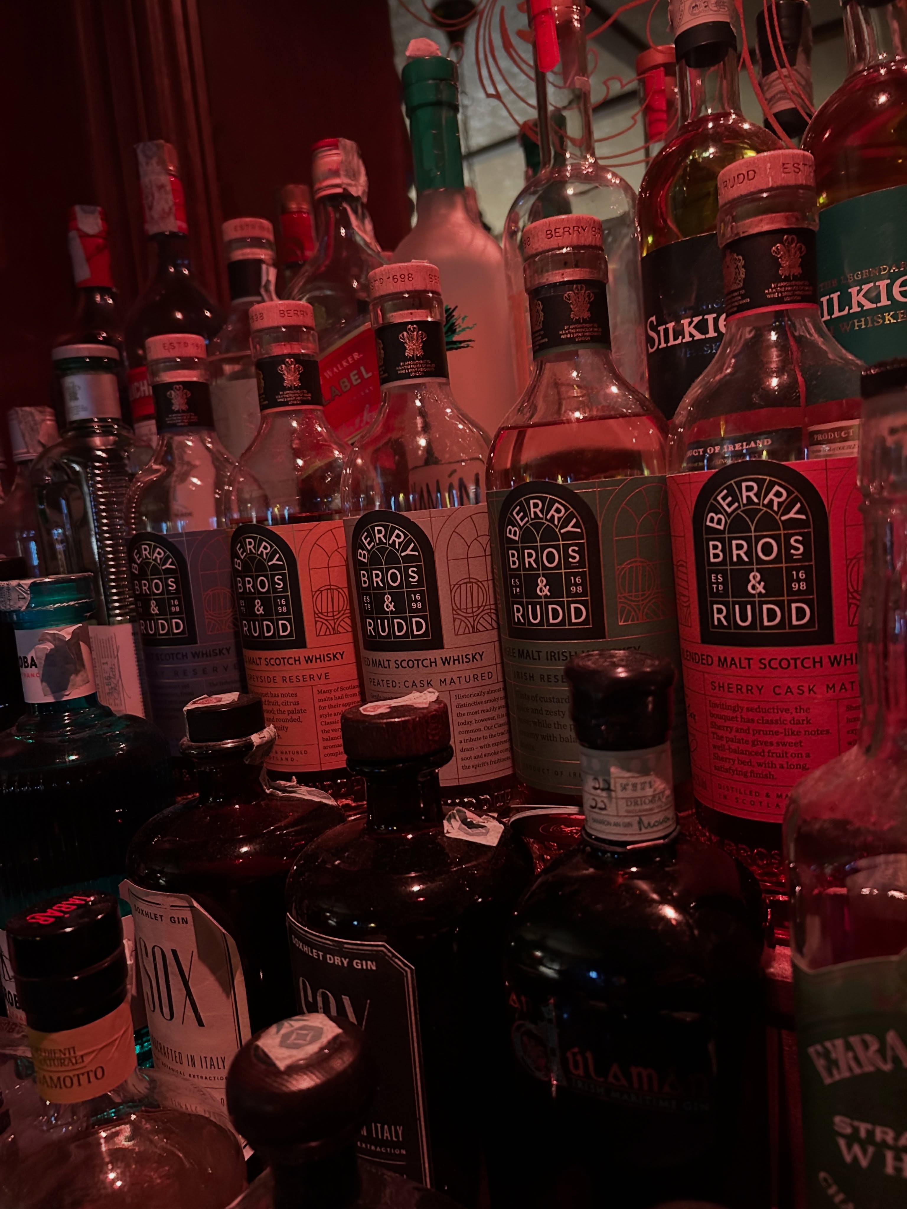 La collezione di whisky, gin e distillati del Tipsy Lord